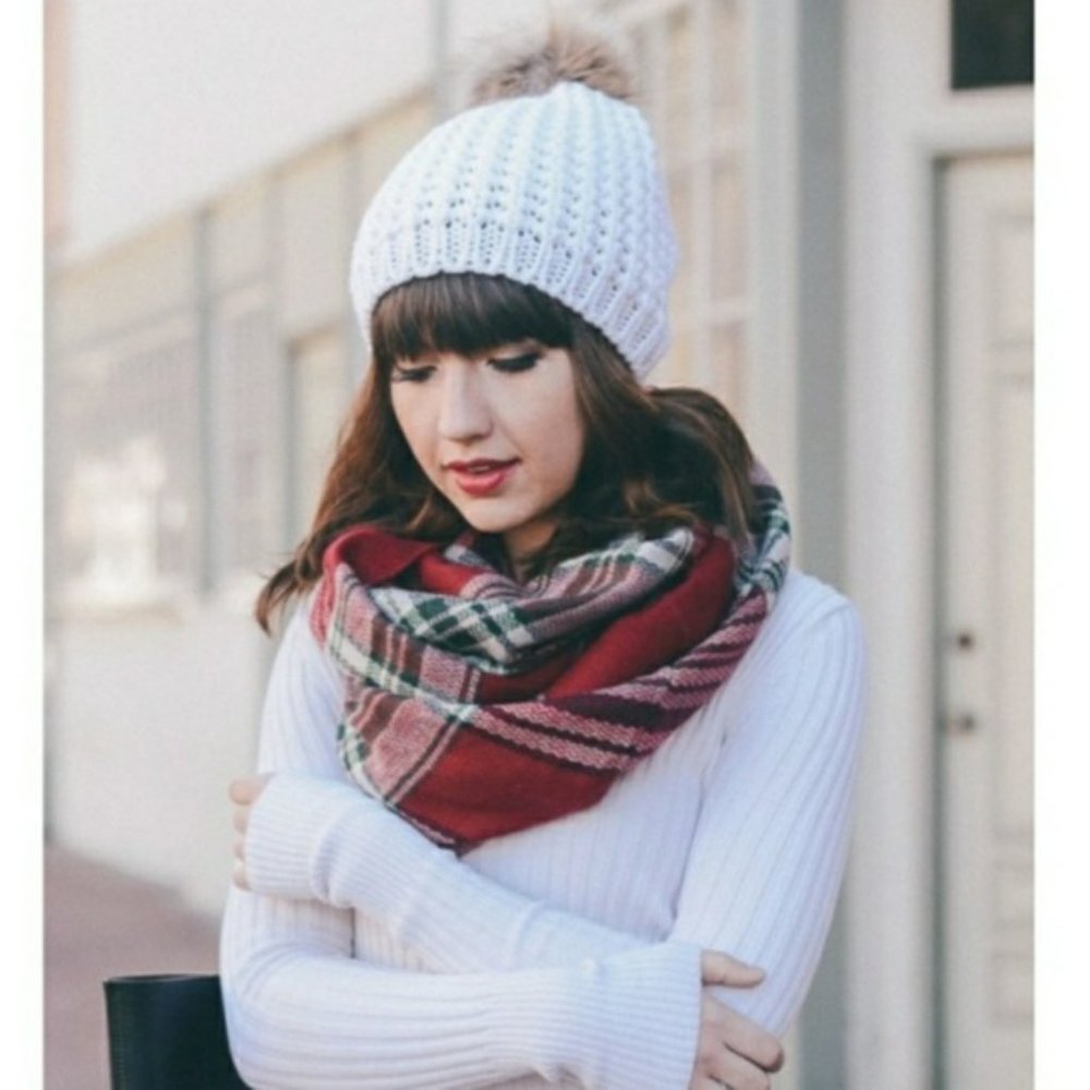 White Knit Super Soft Crochet Look Faux Fur Pom-Pom Beanie NWT - Last one!